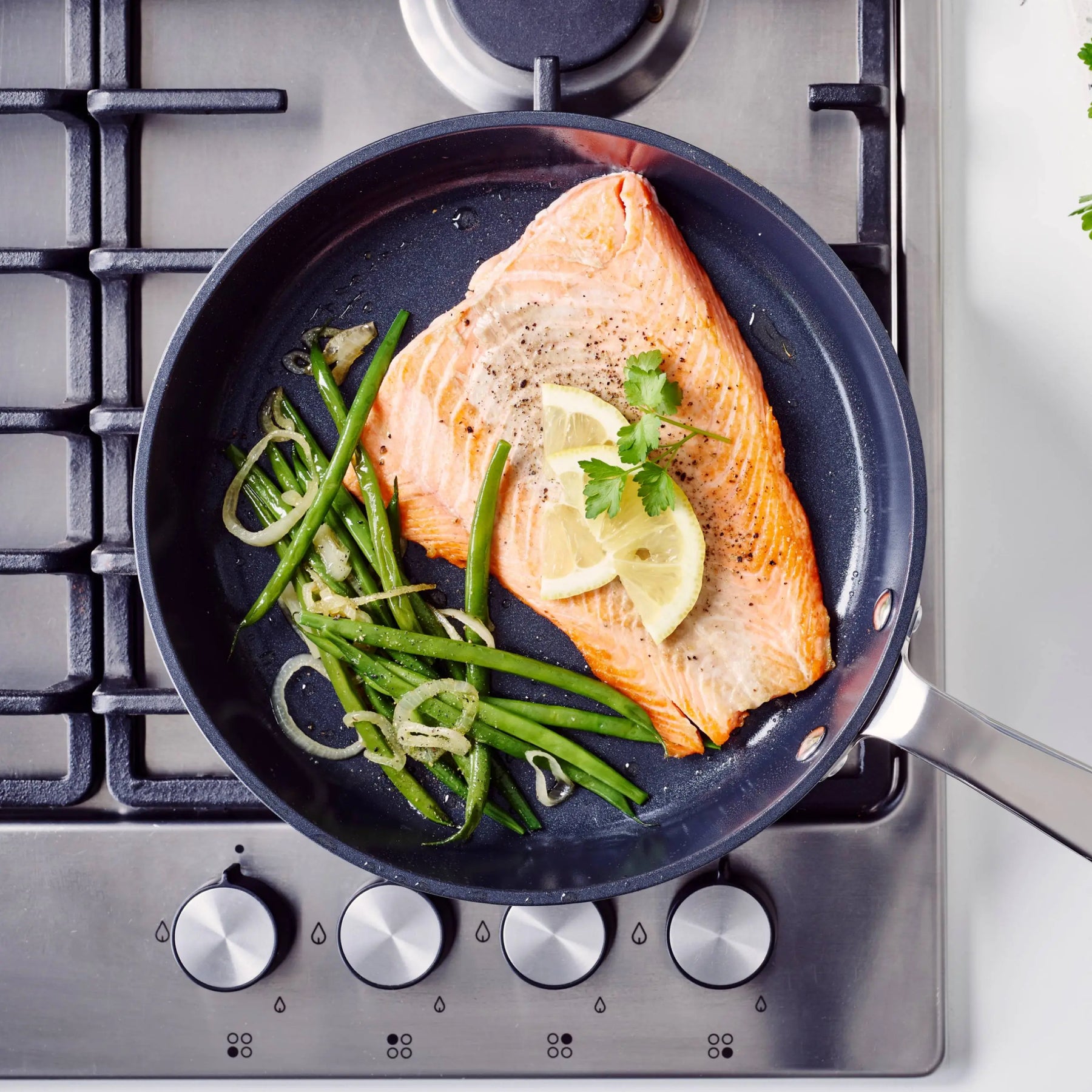 Aluminum VS Nonstick Pan: Best Material for Pans - Alva Cookware