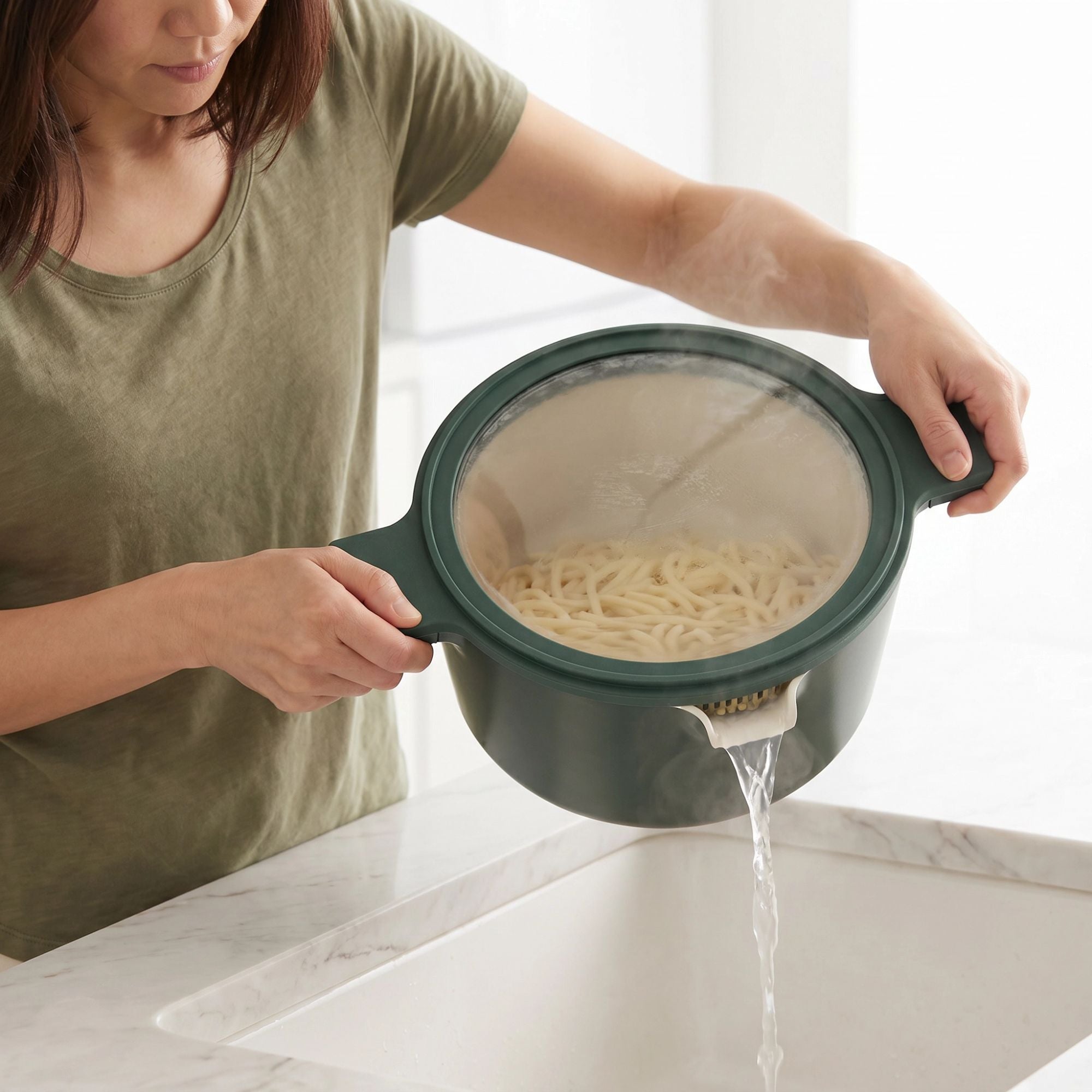 Alva Neat saucepan straining pasta through its fitted lid