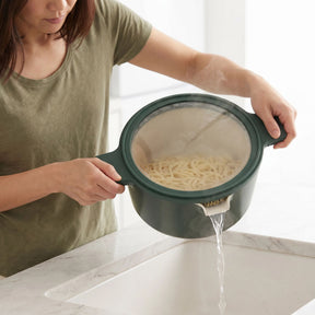 Alva Neat saucepan straining pasta through its fitted lid